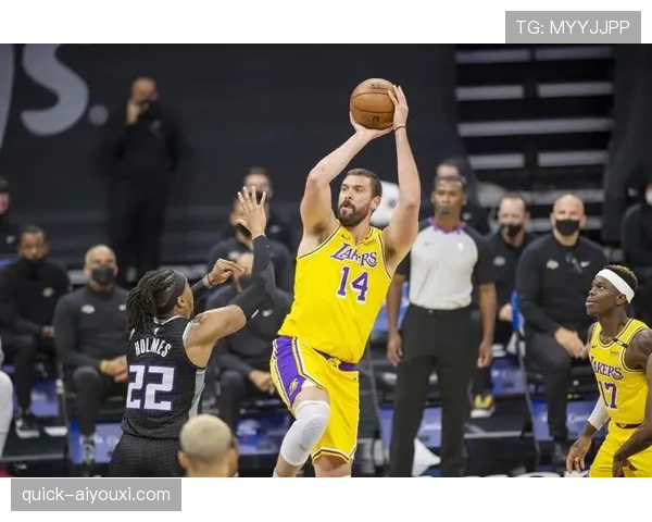 加索尔低位策应改变湖人进攻结构