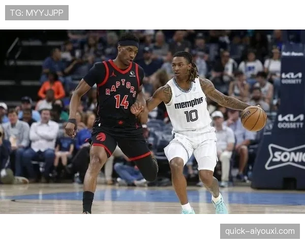 布兰登·英格拉姆利用挡拆拉开空间提升中距离效率对比季前表现明显进步